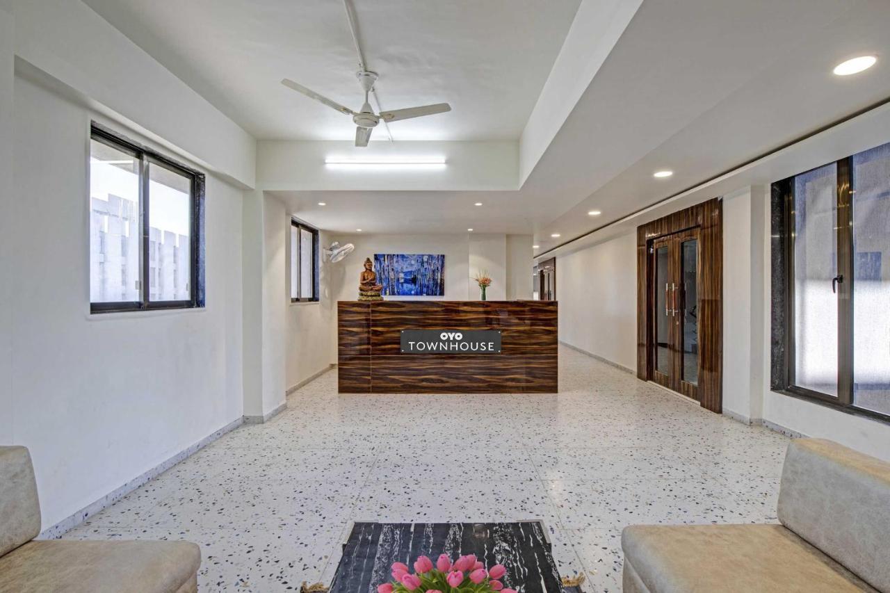Collection O Infini Palace Surat Exterior photo