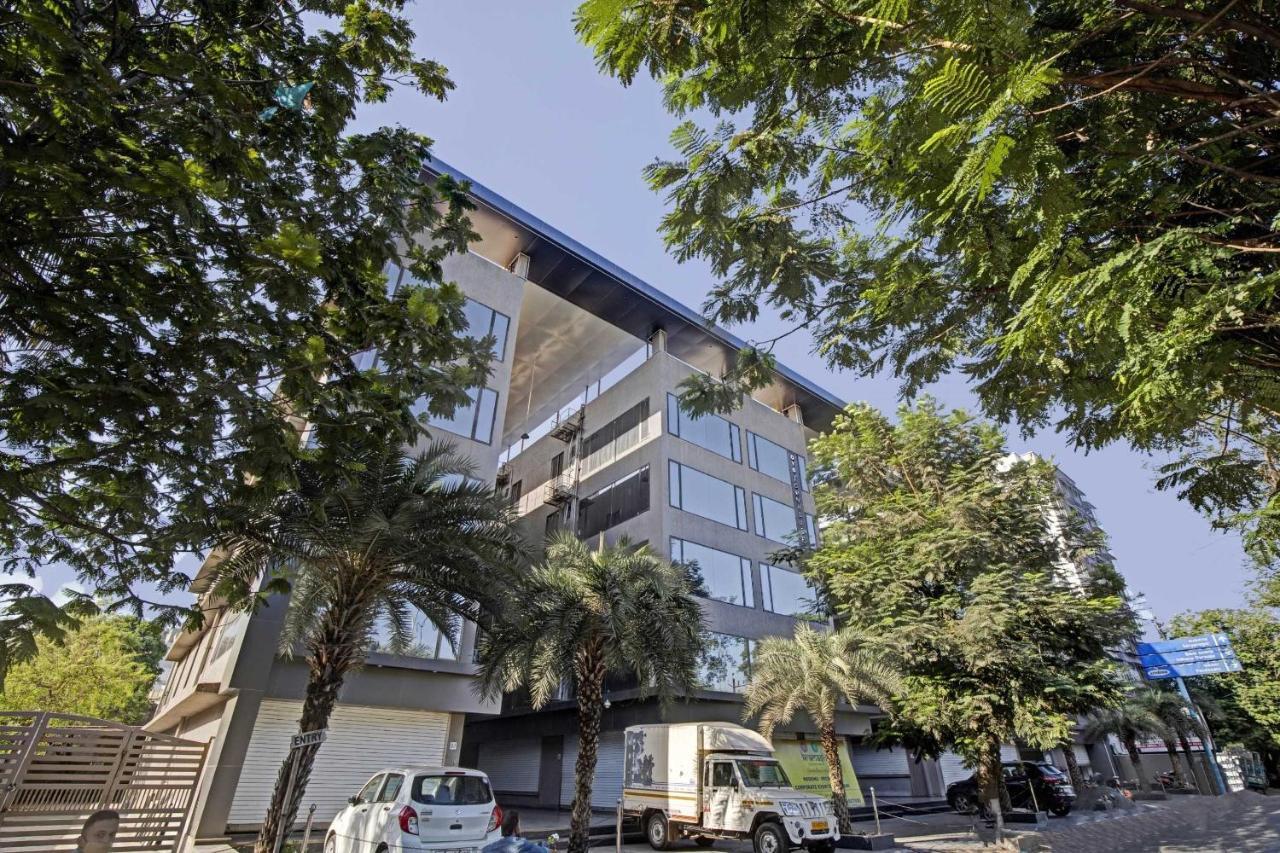 Collection O Infini Palace Surat Exterior photo