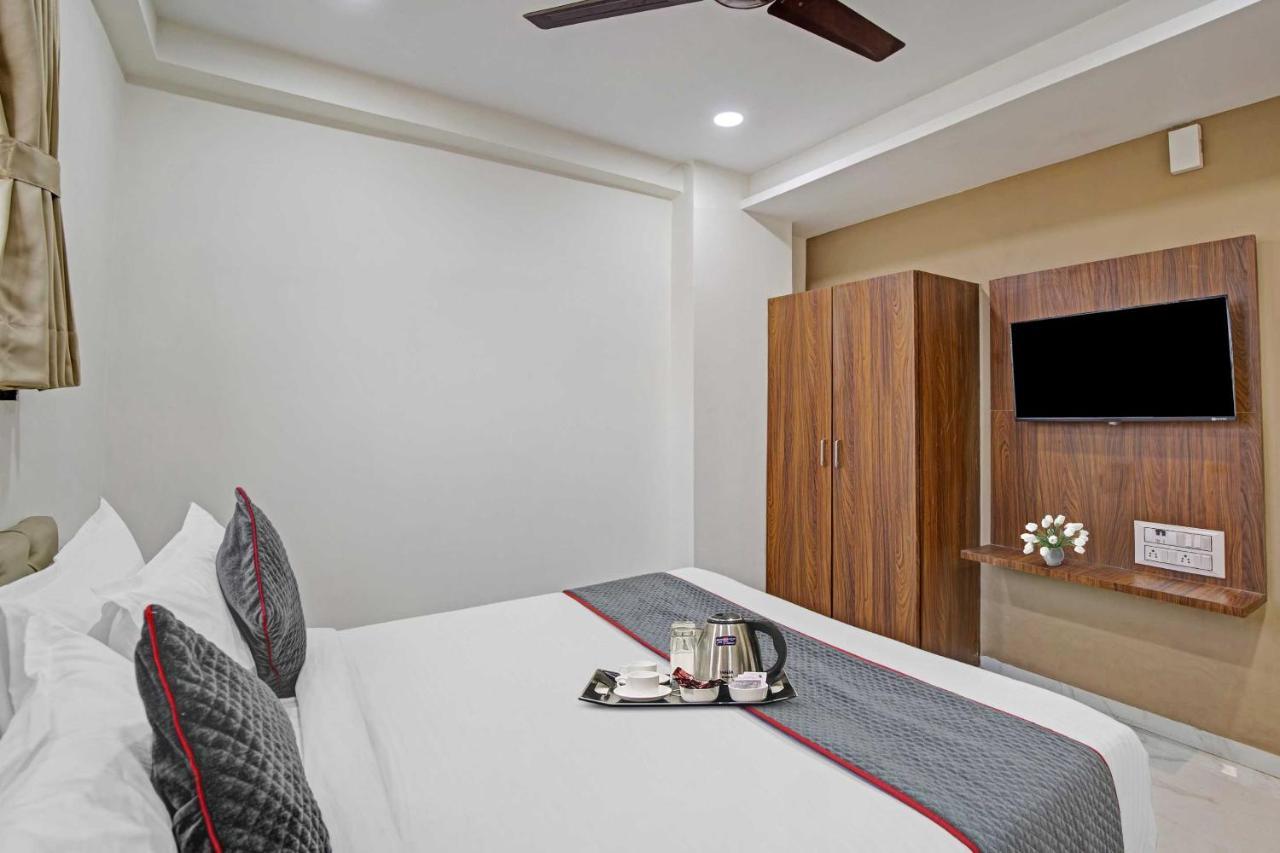 Collection O Infini Palace Surat Exterior photo